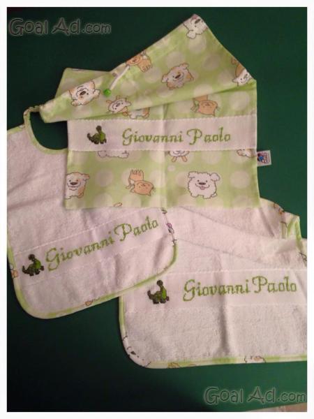 Bavaglini e accessori con nome ricamato a mano